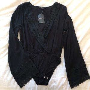 ‼️MOVING SAME ❗️ NWT Lace bell sleeve bodysuit